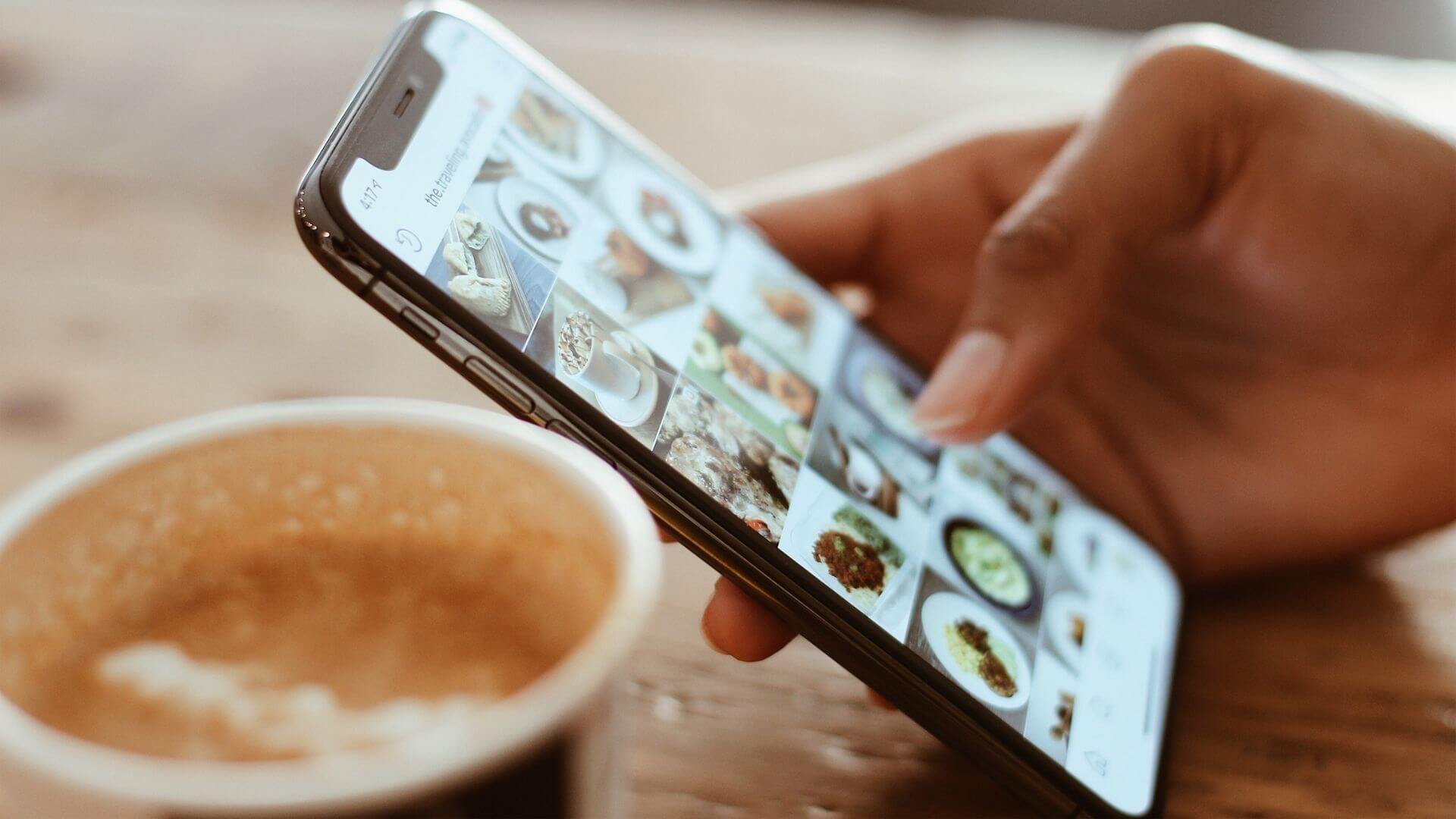 celular com ações de marketing no instagram