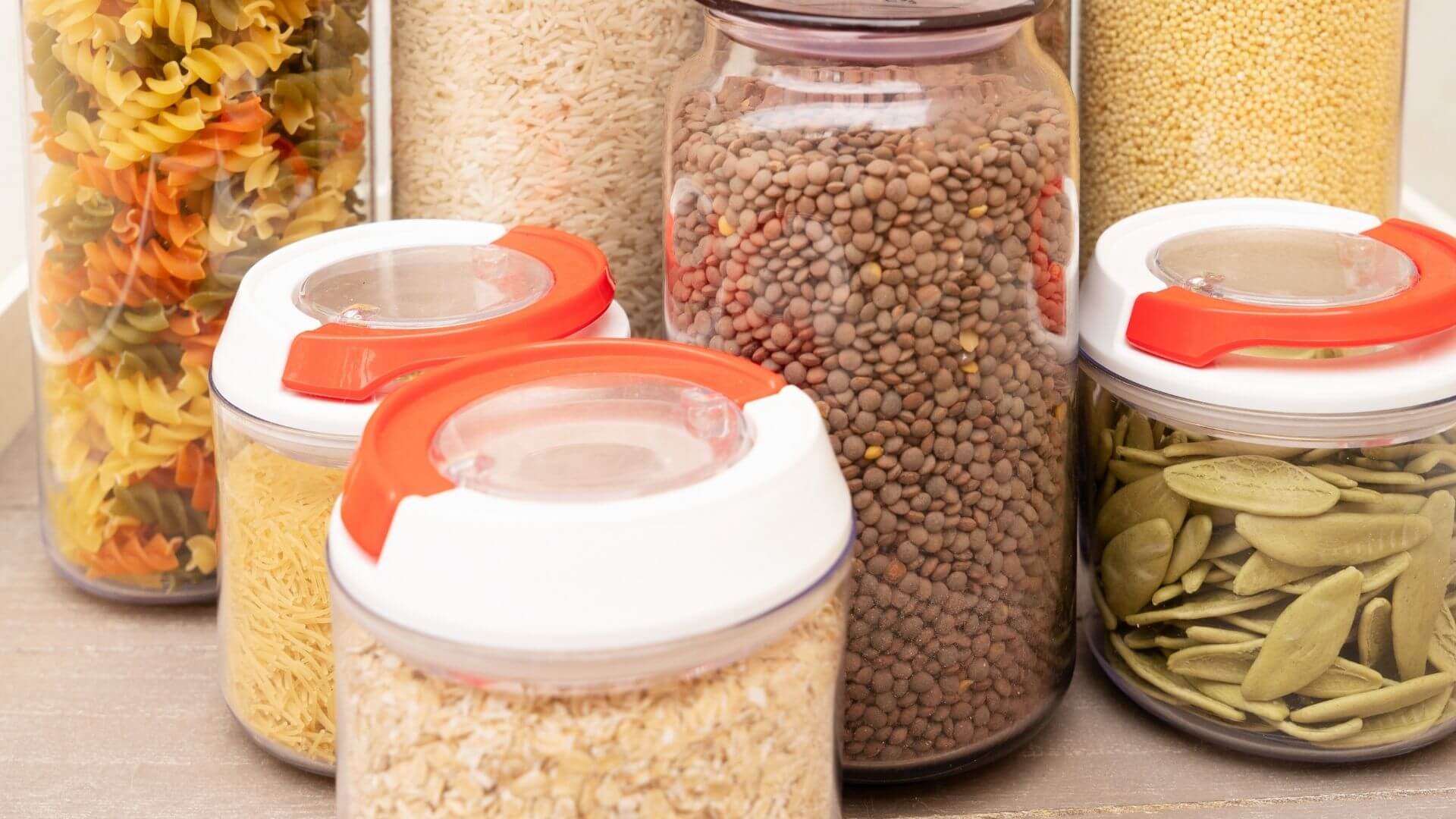 como organizar armário de cozinha com mantimentos