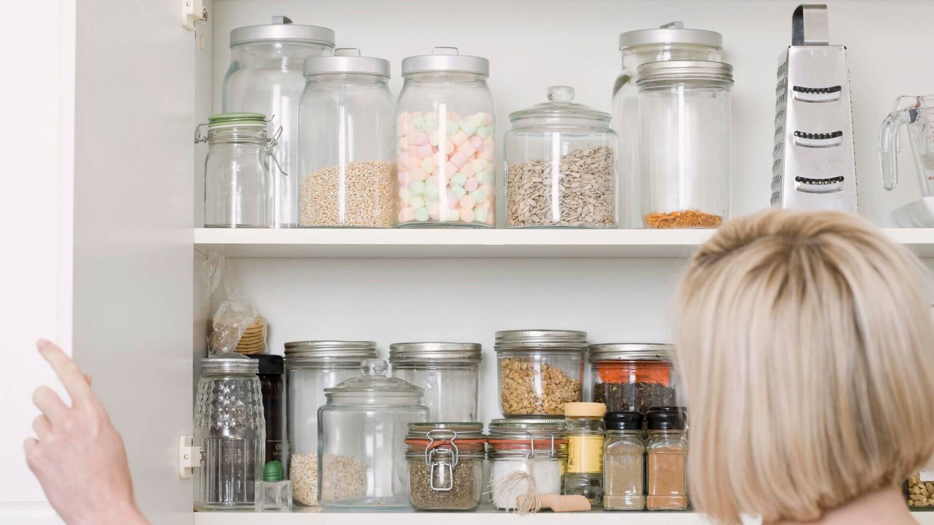 itens em como organizar armário de cozinha